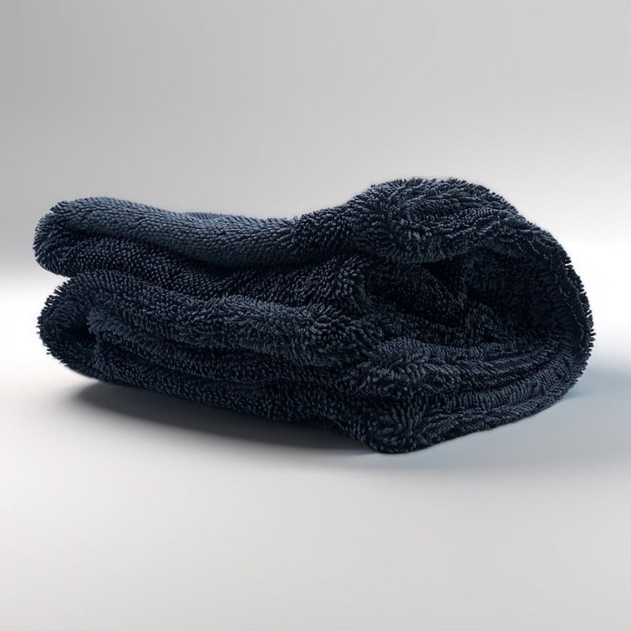 Notre microfibre de séchage grise haute qualité est composée de fibres torsadées triples sur les 2 côtés utiles.
Sa grande taille, son épaisseur plus que conséquente ainsi que sa finition sans couture vous procurerons un séchage sans trace rapide et sans rayures.