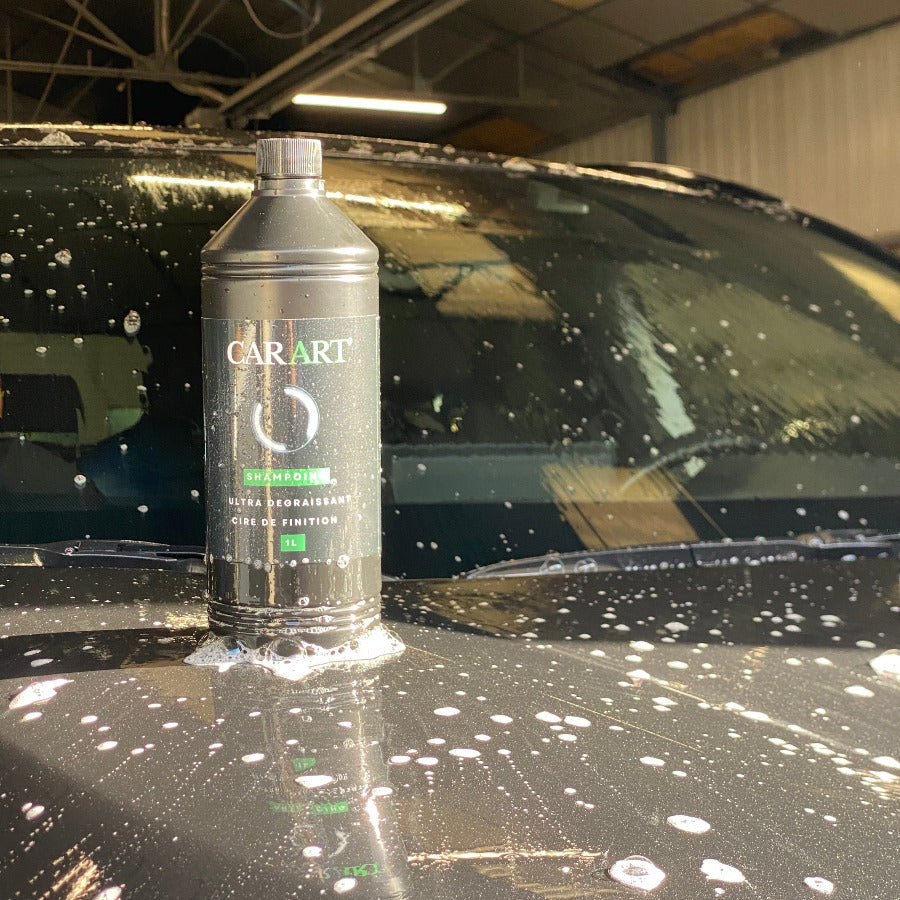Shampoing ultra dégraissant pour carrosserie, nettoie en profondeur et dissout saleté, dépôt routier, poussière, boue . Dépose une cire de finition pour un résultat ultra brillant garantie.
