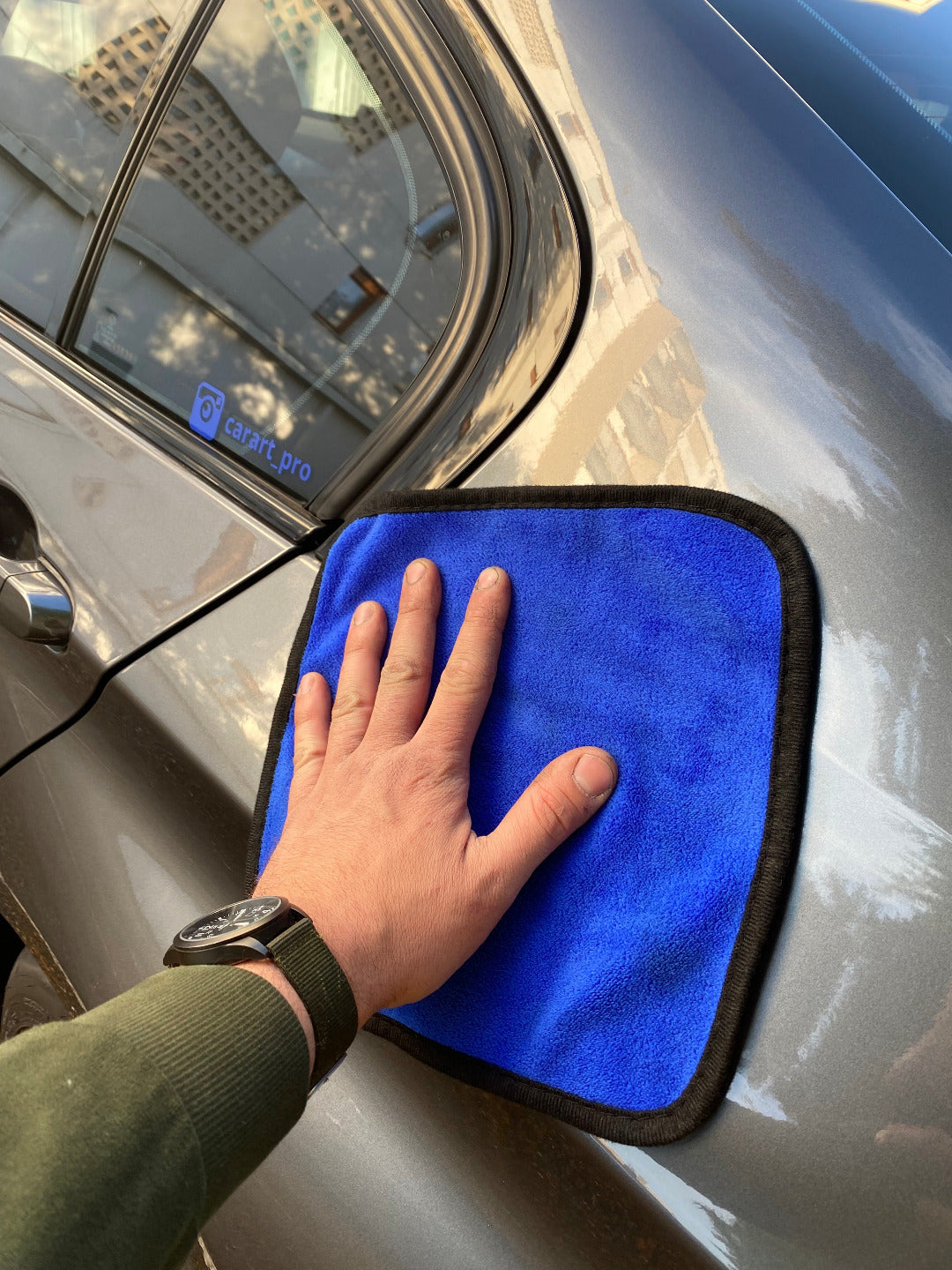Chiffon microfibre haute performance. Parfait pour l’entretien de votre carrosserie ou de vos intérieurs. Absorbe jusqu'a 10 fois son poids en eau. Garantit une finition sans rayures sur la carrosserie, les vitres et l’intérieur. Lavable et réutilisable pour un nettoyage durable et impeccable.