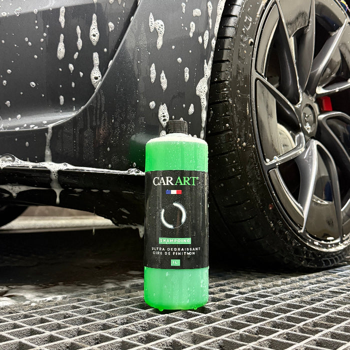 Shampoing ultra dégraissant pour carrosserie, nettoie en profondeur et dissout saleté, dépôt routier, poussière, boue . Dépose une cire de finition pour un résultat ultra brillant garantie.