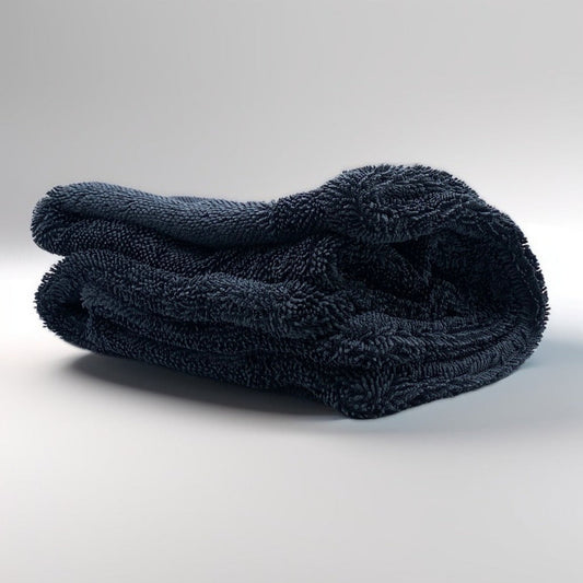 Notre microfibre de séchage grise haute qualité est composée de fibres torsadées triples sur les 2 côtés utiles.
Sa grande taille, son épaisseur plus que conséquente ainsi que sa finition sans couture vous procurerons un séchage sans trace rapide et sans rayures. 