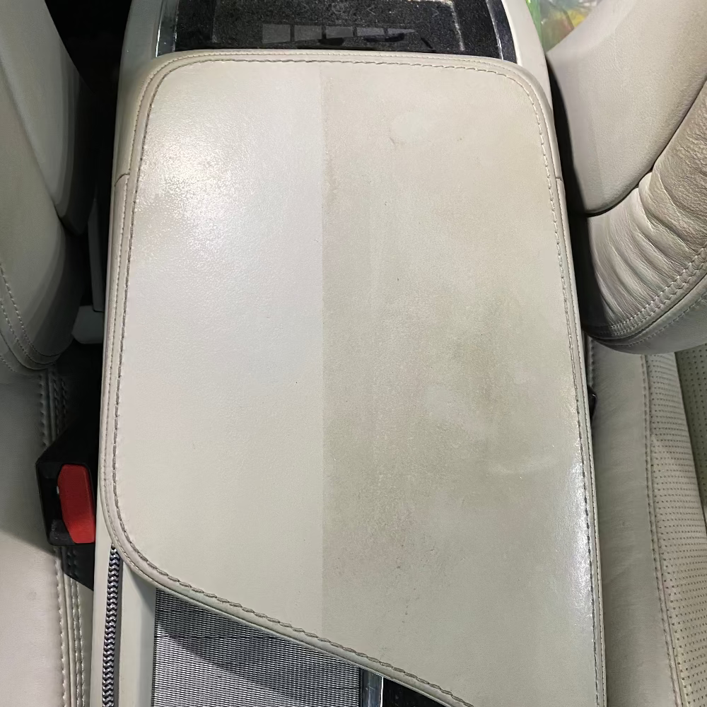 Rénovateur cuir premium CAR ART' pour sièges, volant et sellerie en cuir automobile.