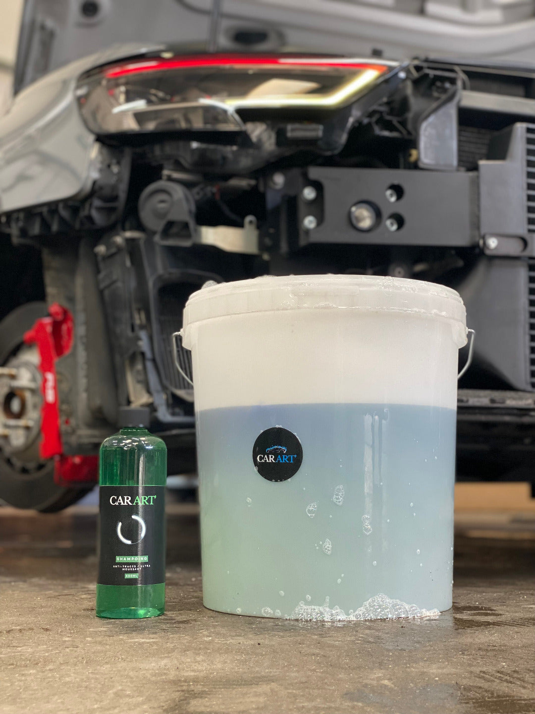 Notre shampoing ultra degraissant pour carrosserie ne vous laissera pas indifférent grâce a son action puissante qui élimine , dépôt routier, terre , sable, et tous ce qui ce déposera sur votre carrosserie. Sa cire de finition laissera une couche brillante pour un rendu neuf.